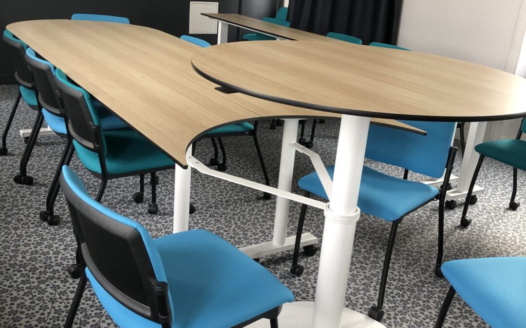 Installation d&rsquo;une salle de réunion avec des tables et chaises sur roulettes ainsi qu&rsquo;une table modifiable en hauteur !